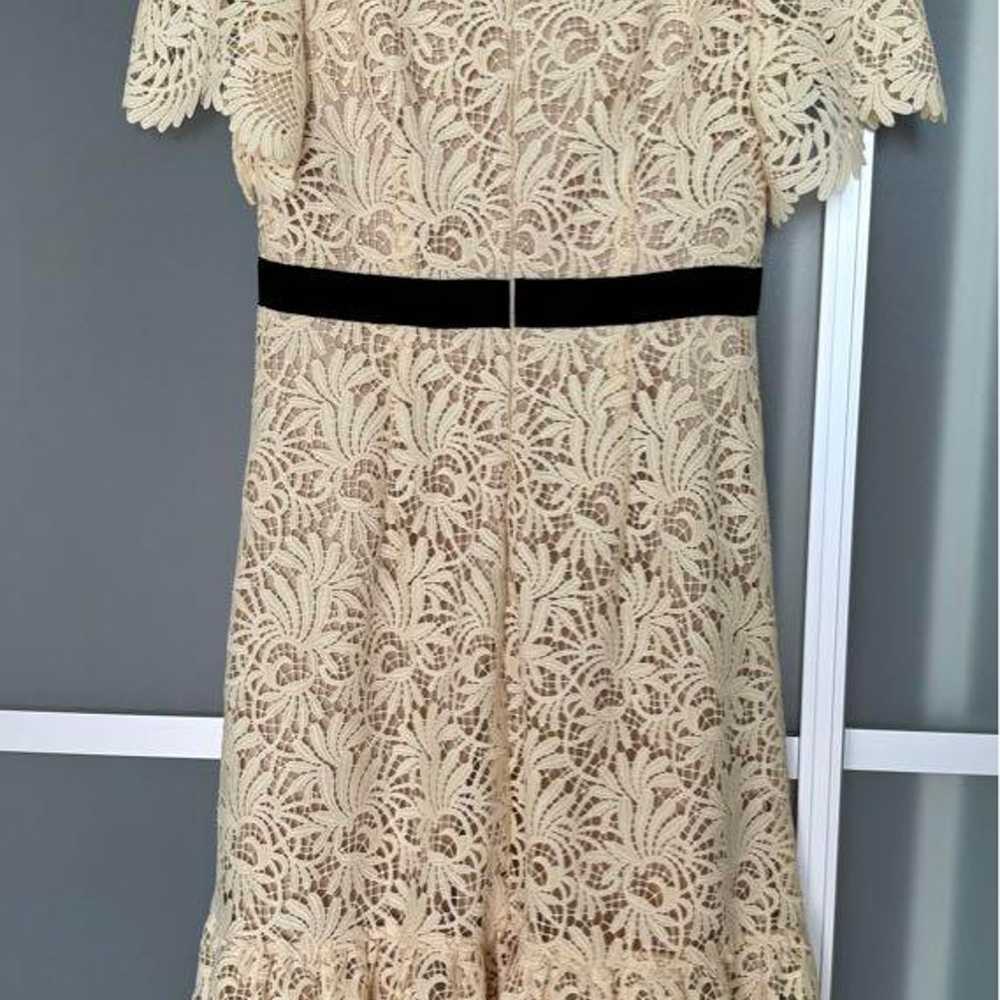 Cream-colored lace short-sleeved dress with frill… - image 3