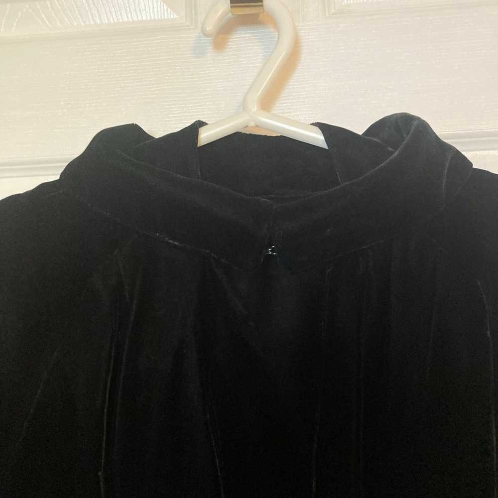 Vintage Black Velvet Evening Coat Lined in white … - image 3