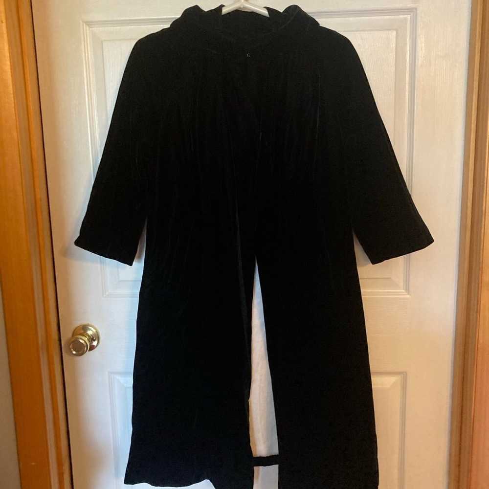 Vintage Black Velvet Evening Coat Lined in white … - image 4