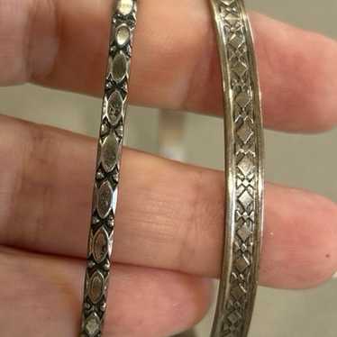 Set of 2 sterling silver bangle bracelets.