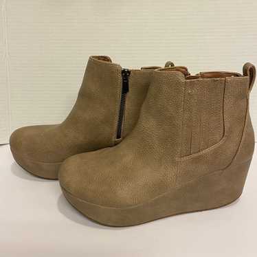 Yellow box ankle boots 7.5