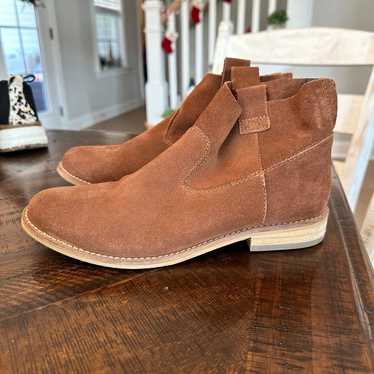 Brown suede ankle booties