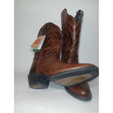 New Laredo boots for women, size 8, color brown.