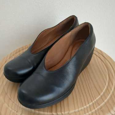 Clarks black leather pumps