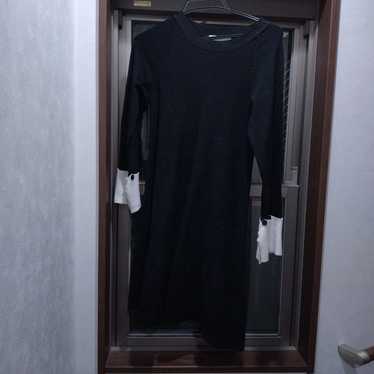 Black long-sleeved knee-length dress