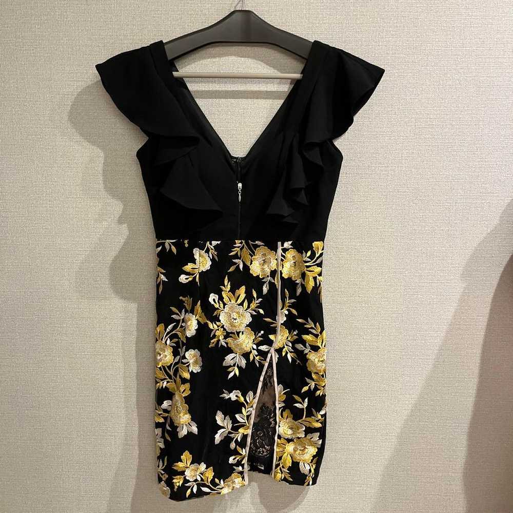 Black and gold floral patterned tight dress with … - image 2