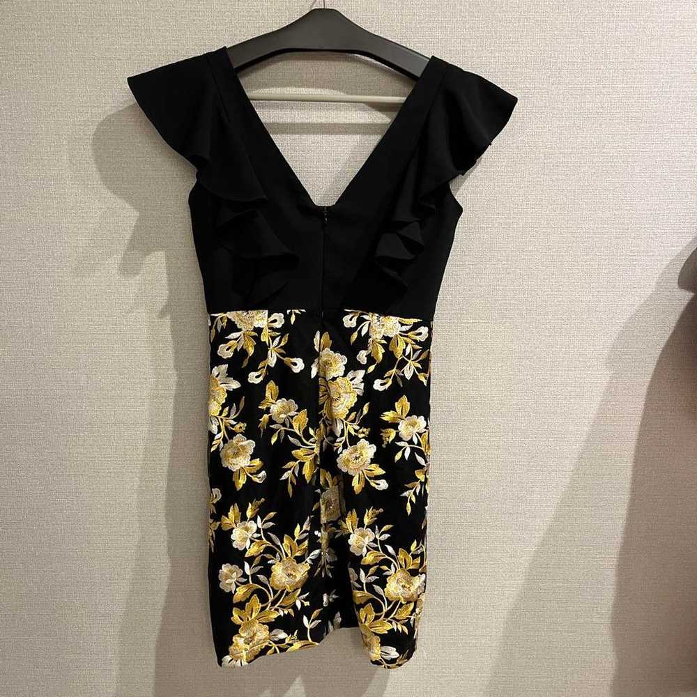 Black and gold floral patterned tight dress with … - image 3