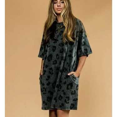 Easel On the Prowl Grey Leopard Print Mini T Shir… - image 1