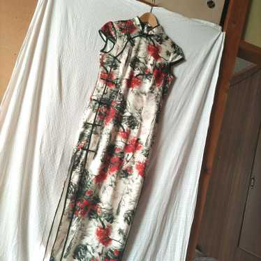 A gorgeous floral-patterned cheongsam. - image 1