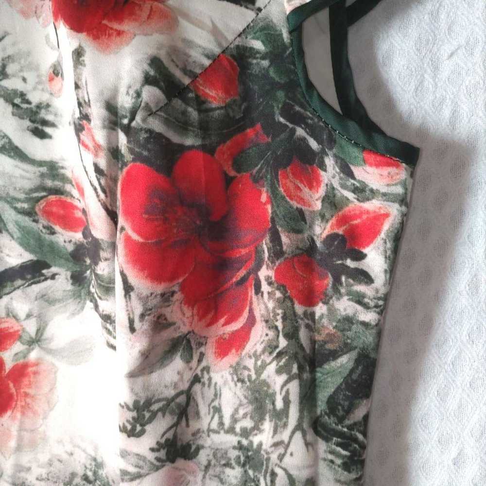 A gorgeous floral-patterned cheongsam. - image 6