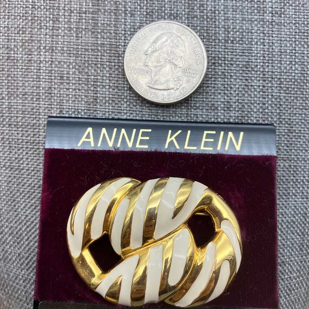 Anne Klein Knot Brooch Pin 2 In Gold White Enamel… - image 1