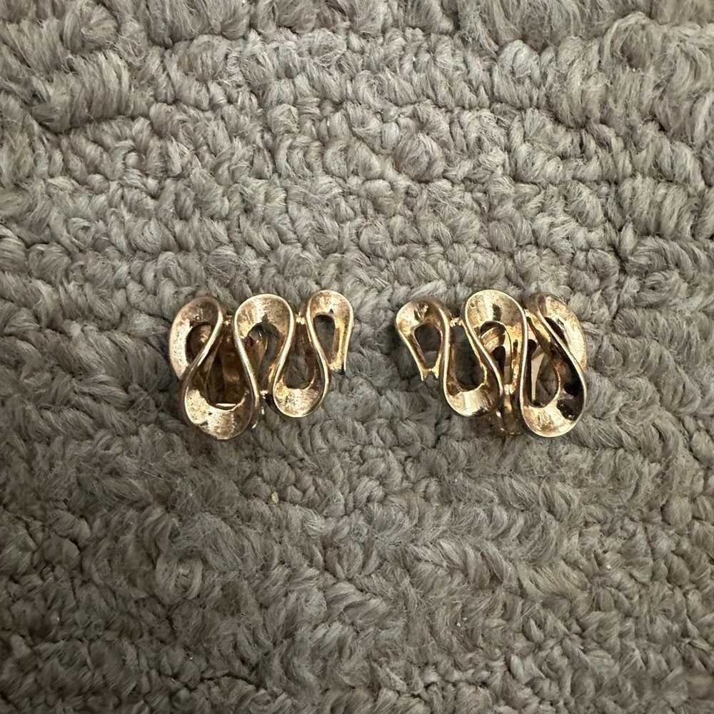 Vintage Trifari clip earrings - image 1