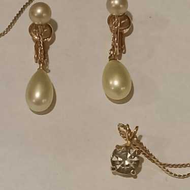 Vintage Signed Trifari Gold Tone Sim. Gem Necklac… - image 1