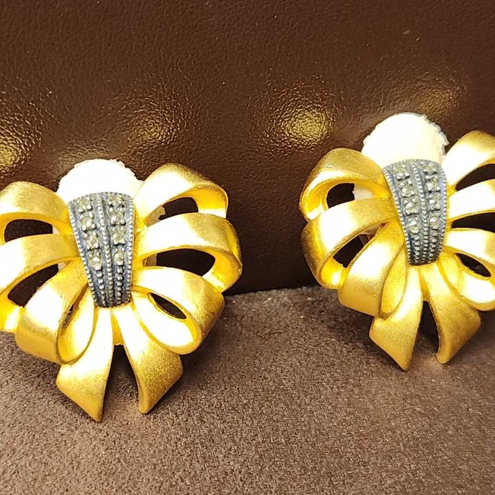 VINTAGE JUDITH JACK GOLD TONE RIBBON BOW CLIP EAR… - image 1