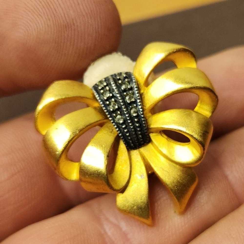 VINTAGE JUDITH JACK GOLD TONE RIBBON BOW CLIP EAR… - image 2