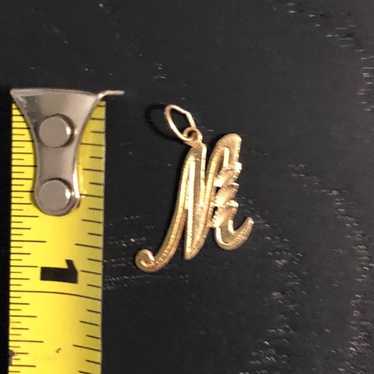 14 kt gold M initial cursive pendant - image 1