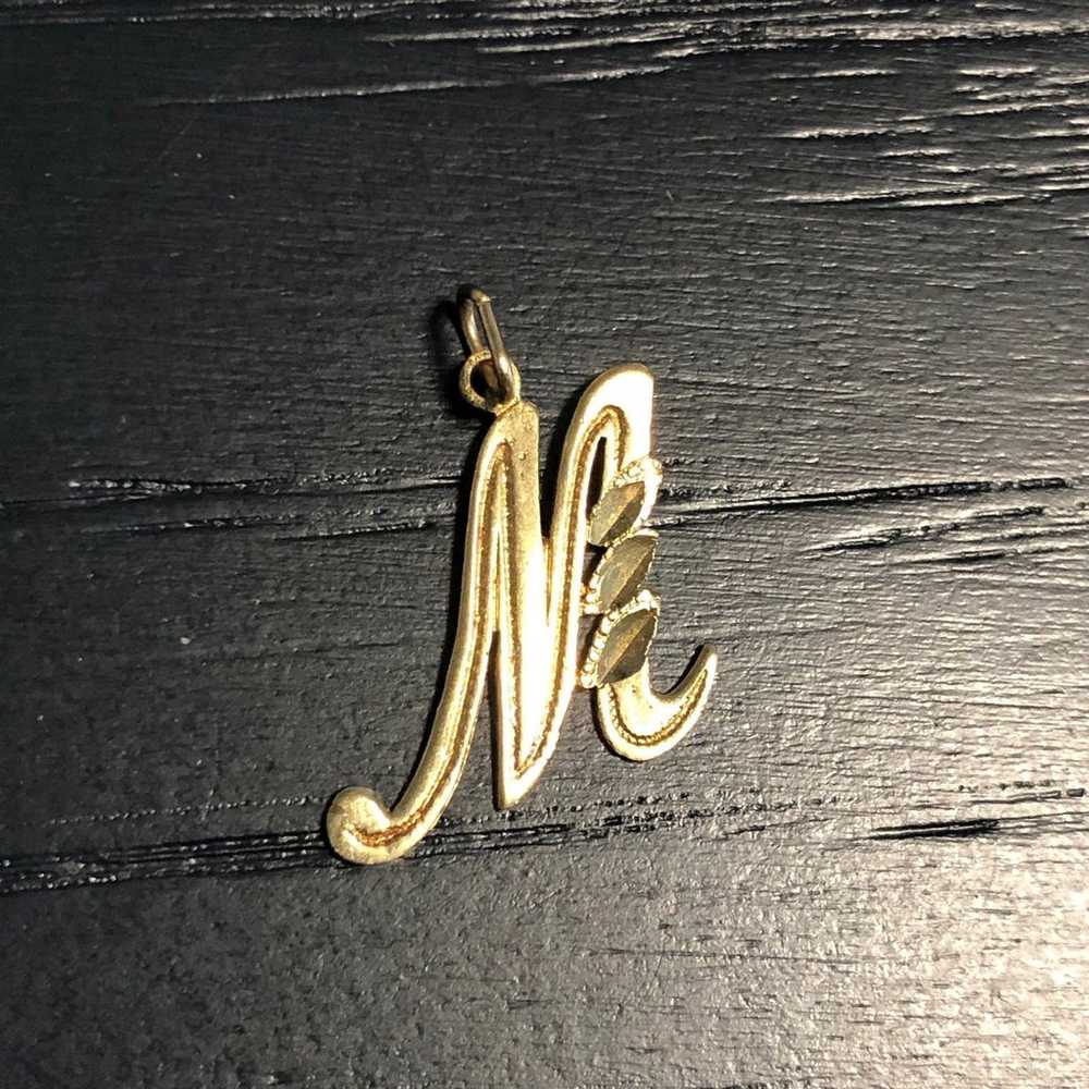 14 kt gold M initial cursive pendant - image 2