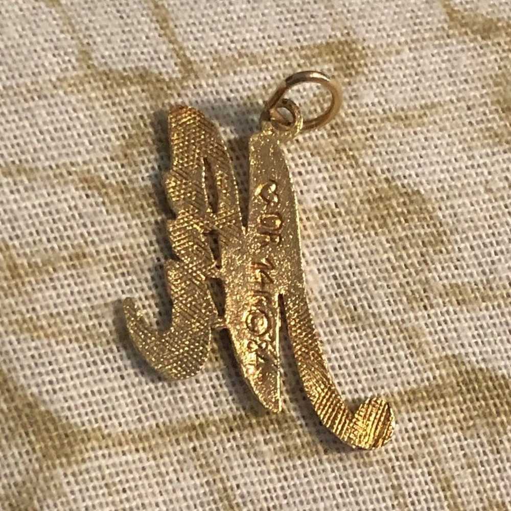 14 kt gold M initial cursive pendant - image 4