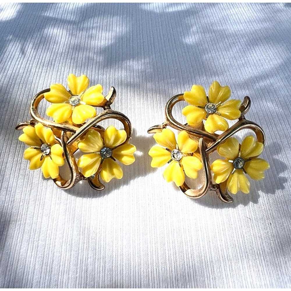 Trifari Yellow Floral Clip-On Earrings With Rhine… - image 1