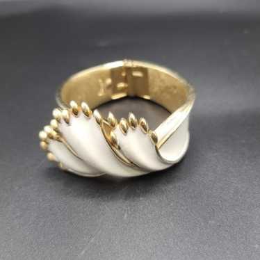 Vintage crown trifari white and goldtone small cla