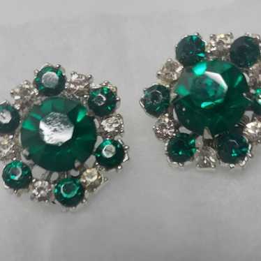 Vintage Emeral Green Rinestone Clip On Earrings - image 1