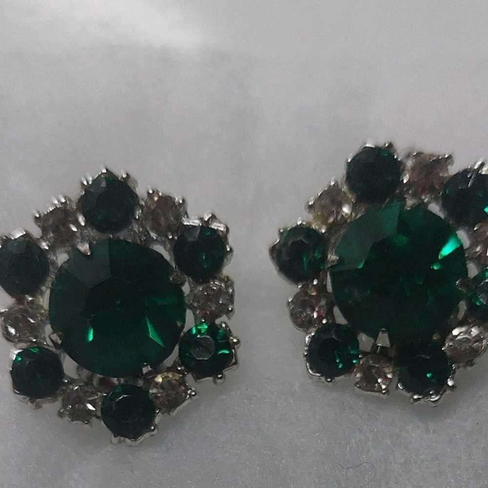 Vintage Emeral Green Rinestone Clip On Earrings - image 2