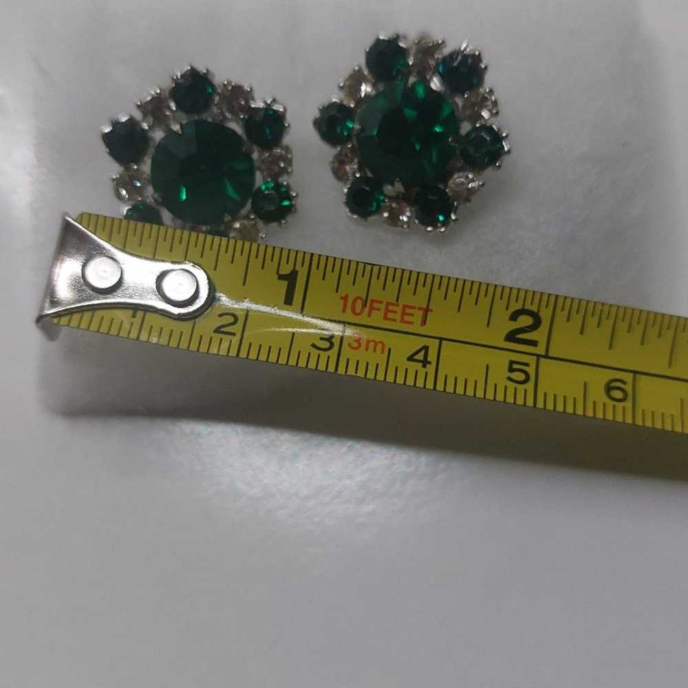 Vintage Emeral Green Rinestone Clip On Earrings - image 3