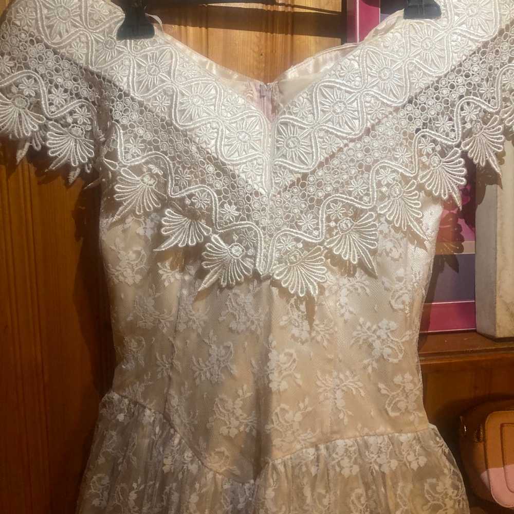 Beautiful vintage lace wedding dress - image 2