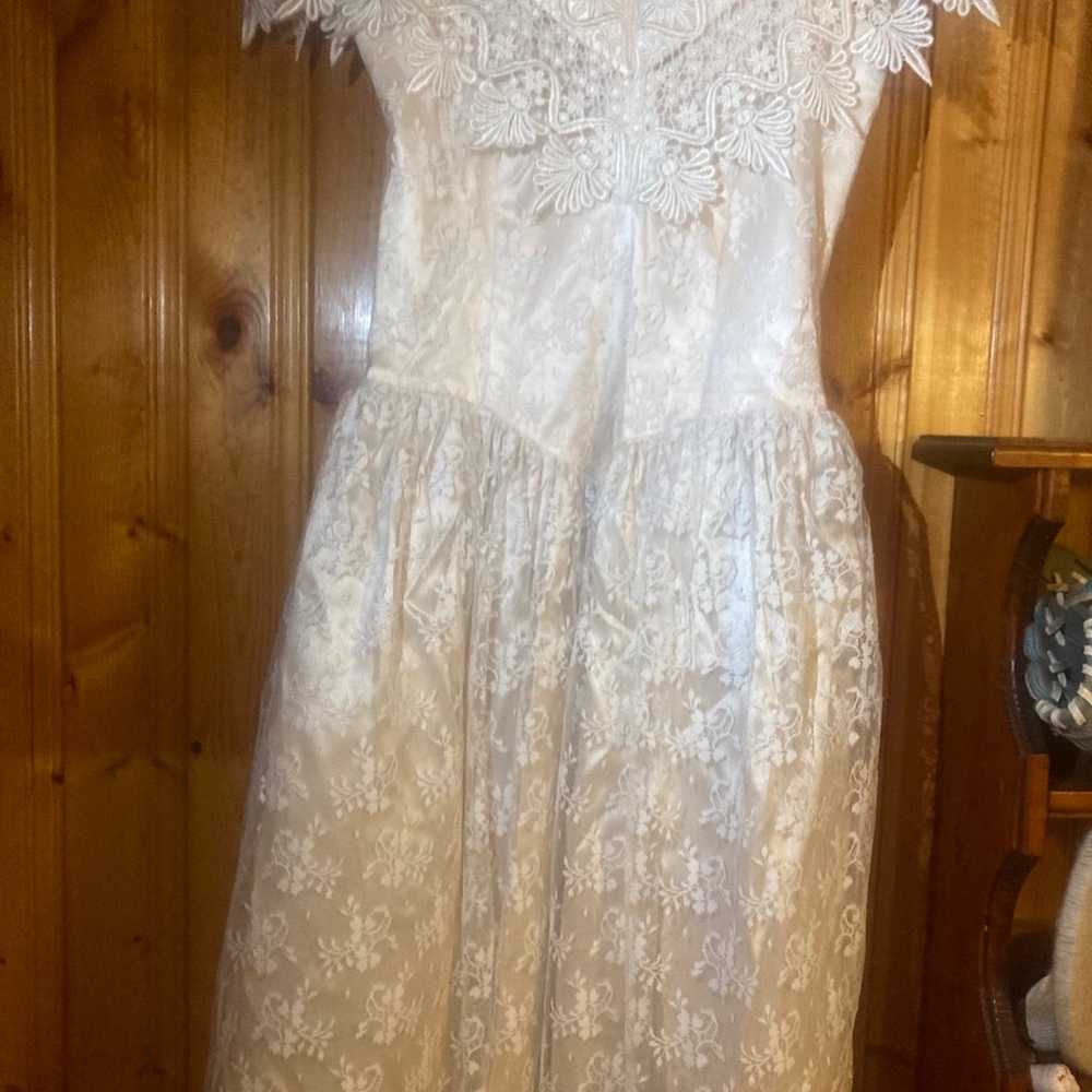 Beautiful vintage lace wedding dress - image 4