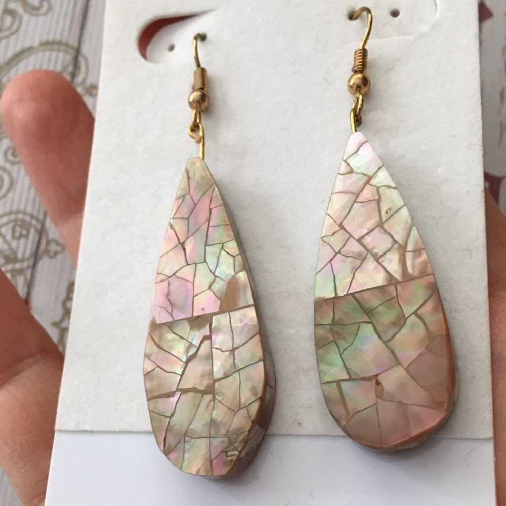 Mother of pearl drop earrings - image 4