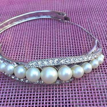 Estate elegant rhinestone and faux pearls bangle … - image 1