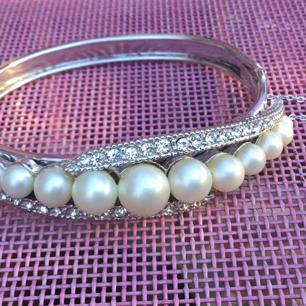 Estate elegant rhinestone and faux pearls bangle … - image 7