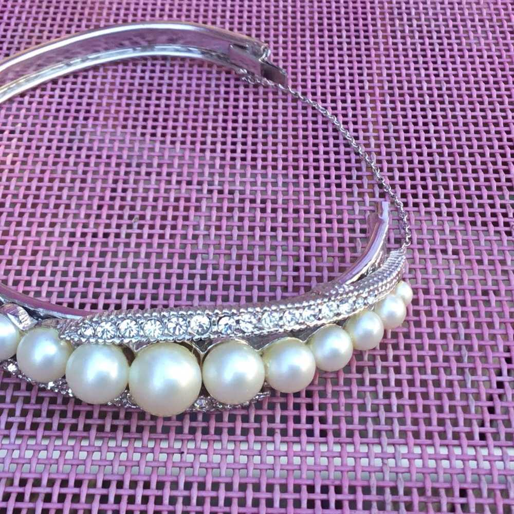 Estate elegant rhinestone and faux pearls bangle … - image 8