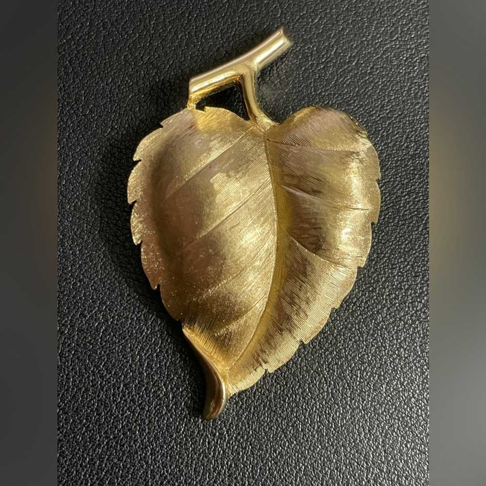 Vintage Crown Trifari Brushed Leaf Gold Tone Demi… - image 2