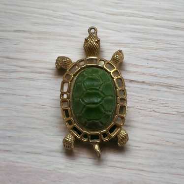 Vintage Bakelite Turtle Pendent. Green Bakelite w… - image 1