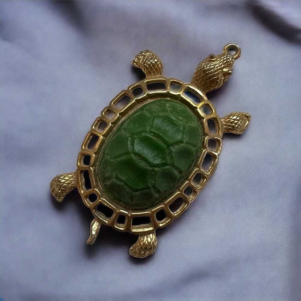 Vintage Bakelite Turtle Pendent. Green Bakelite w… - image 2