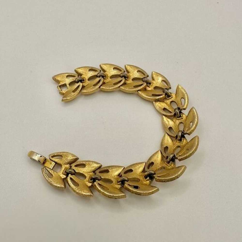 Crown Trifari gold tone vintage teardrop bracelet - image 5