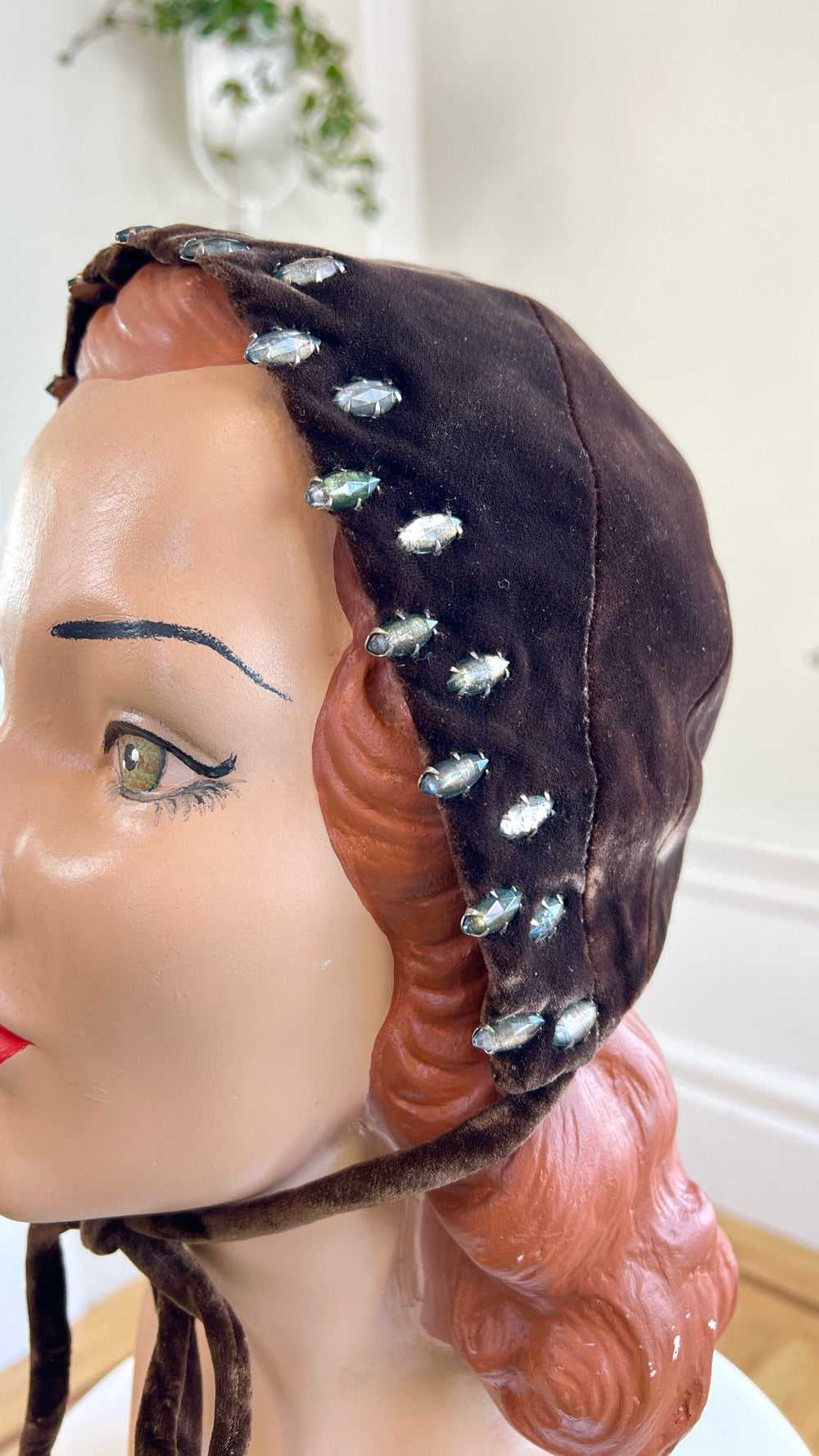 1950s Rhinestone Studded Brown Velvet Bonnet - image 2