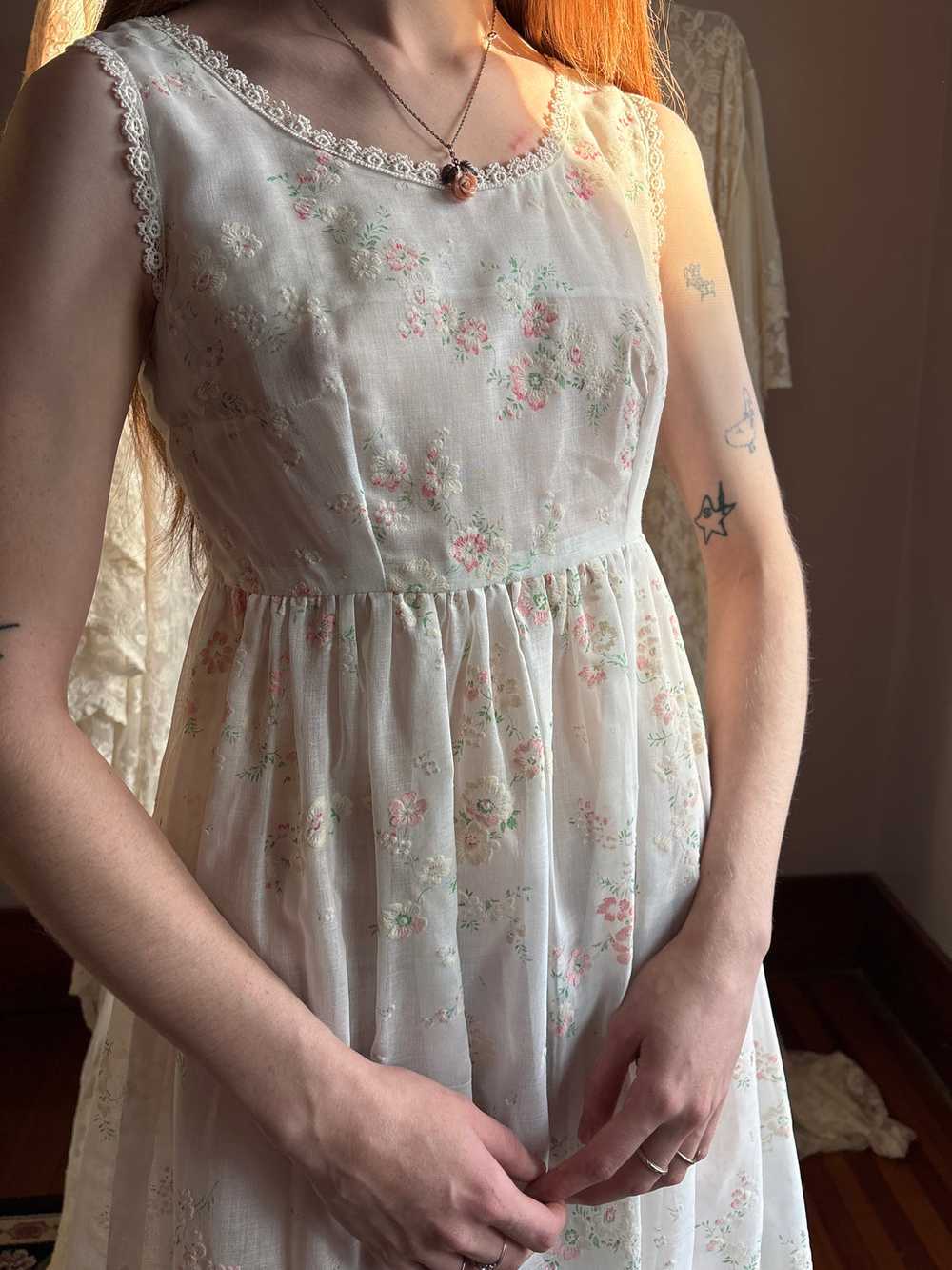 1970s White Flocked Pink Floral Dress - image 5