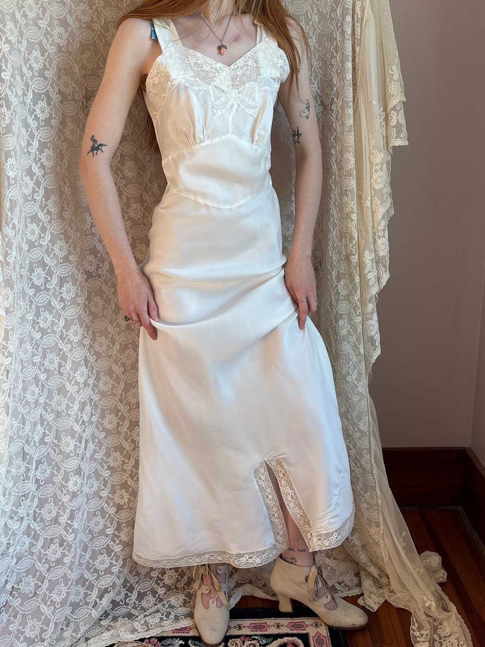 1940s Deadstock White Bow Appliqué Bias Cut Slip … - image 10