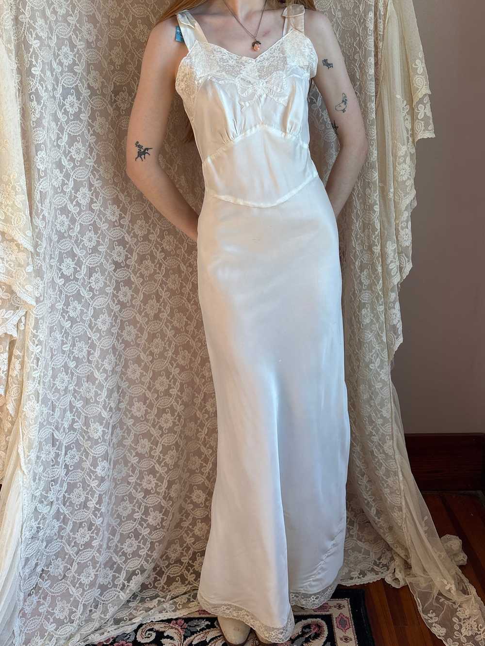 1940s Deadstock White Bow Appliqué Bias Cut Slip … - image 11