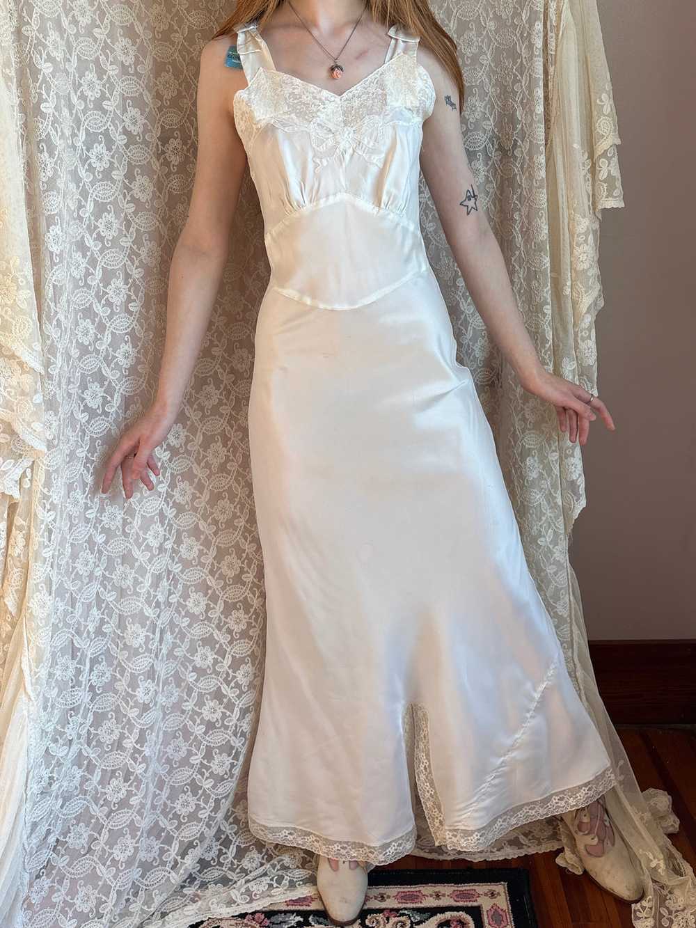 1940s Deadstock White Bow Appliqué Bias Cut Slip … - image 9