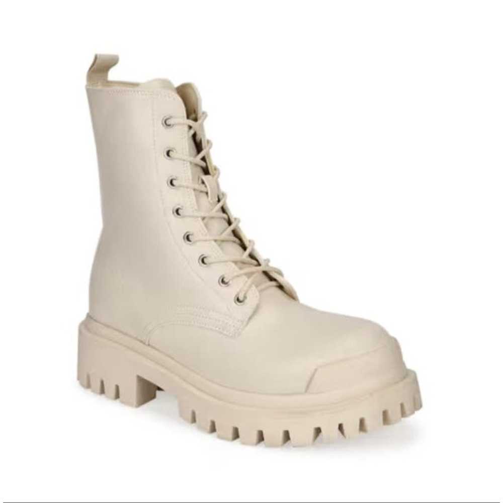 Truffle Collection Beige Solid Boots size 10 - image 1