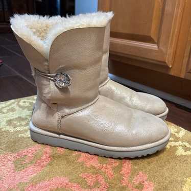 UGG Metalic Short Bailey Button Sz 9