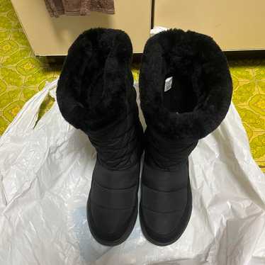 Black shearling boots with quilted design. - image 1