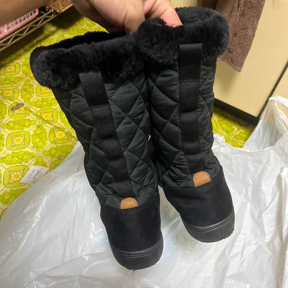 Black shearling boots with quilted design. - image 3