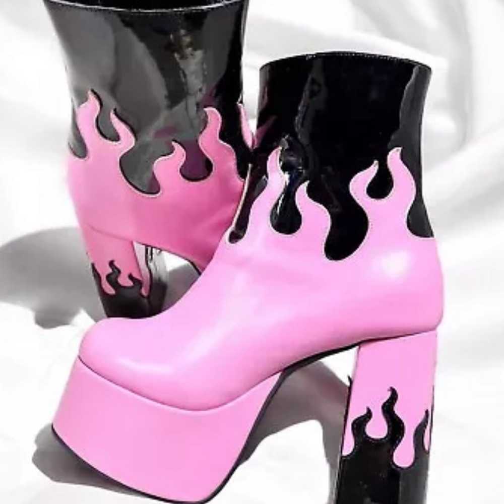 Size 7………Black & Pink Flame themed Platform Boots… - image 2