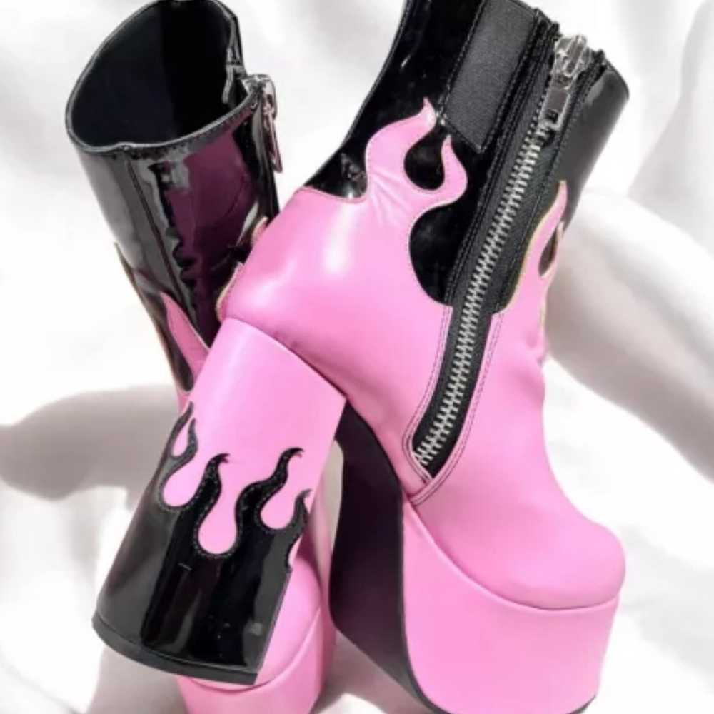 Size 7………Black & Pink Flame themed Platform Boots… - image 6