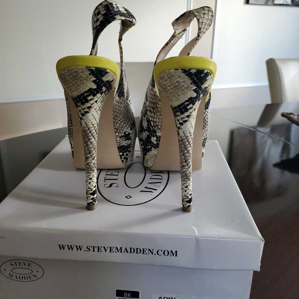 STEVE MADDEN "ADIN" SNAKE SLINGBACK PLATFORM PUMP - image 4