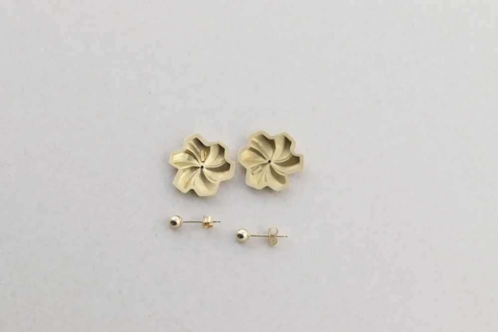 14k Yellow Gold Large Flower Stud Post Earrings S… - image 10